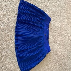 Pleat to street mid-rise skirt